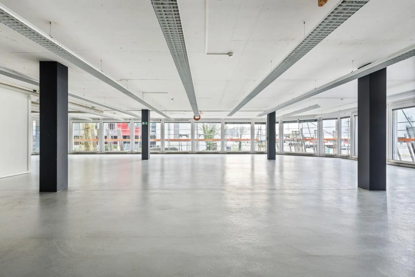 Spazio commerciale in posizione privilegiata – La tua occasione per visibilità e successo - Foto 3 di 7