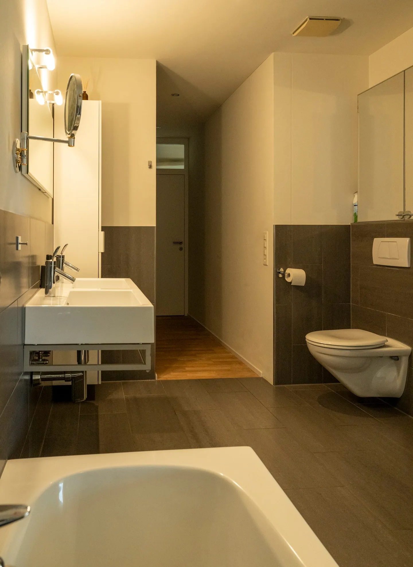 Contemporary Lakeview Apartment - Photo 12 of 14