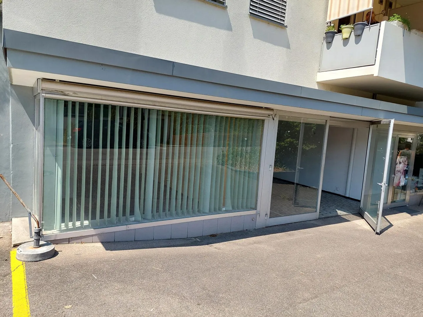 Espace commercial attrayant avec grande vitrine - utilisation polyvalente - Photo 2 sur 10
