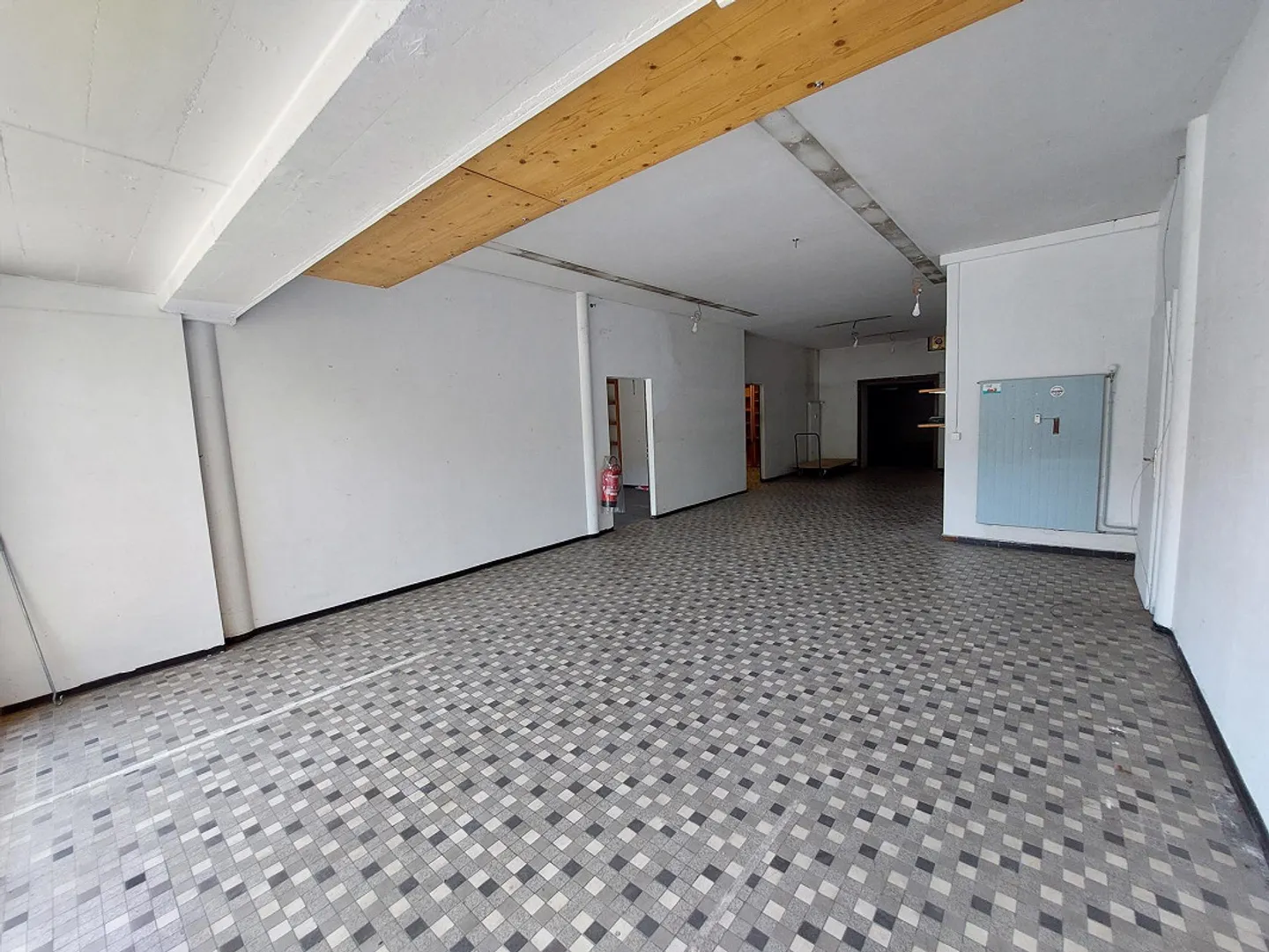 Espace commercial attrayant avec grande vitrine - utilisation polyvalente - Photo 5 sur 10