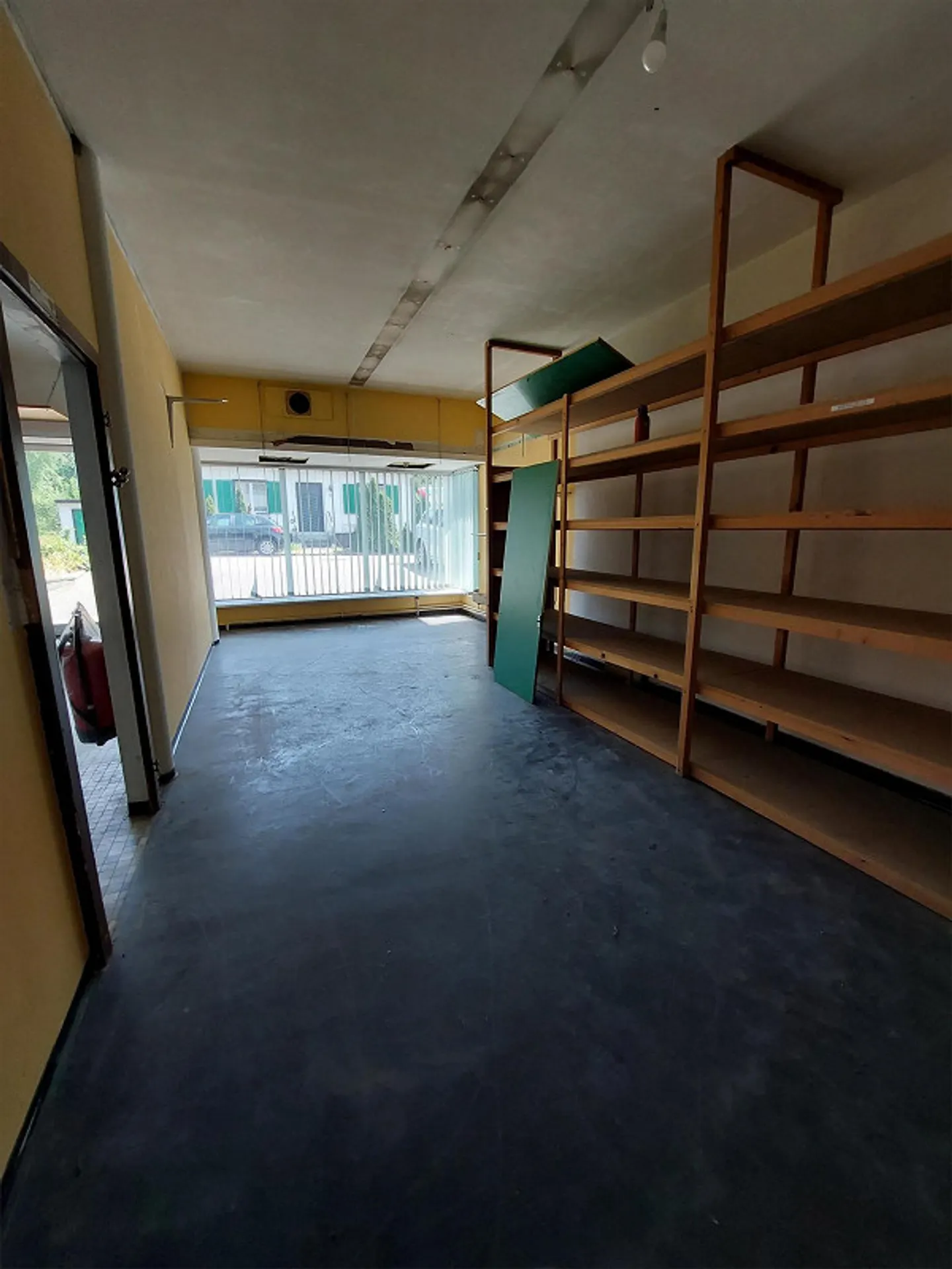 Espace commercial attrayant avec grande vitrine - utilisation polyvalente - Photo 9 sur 10