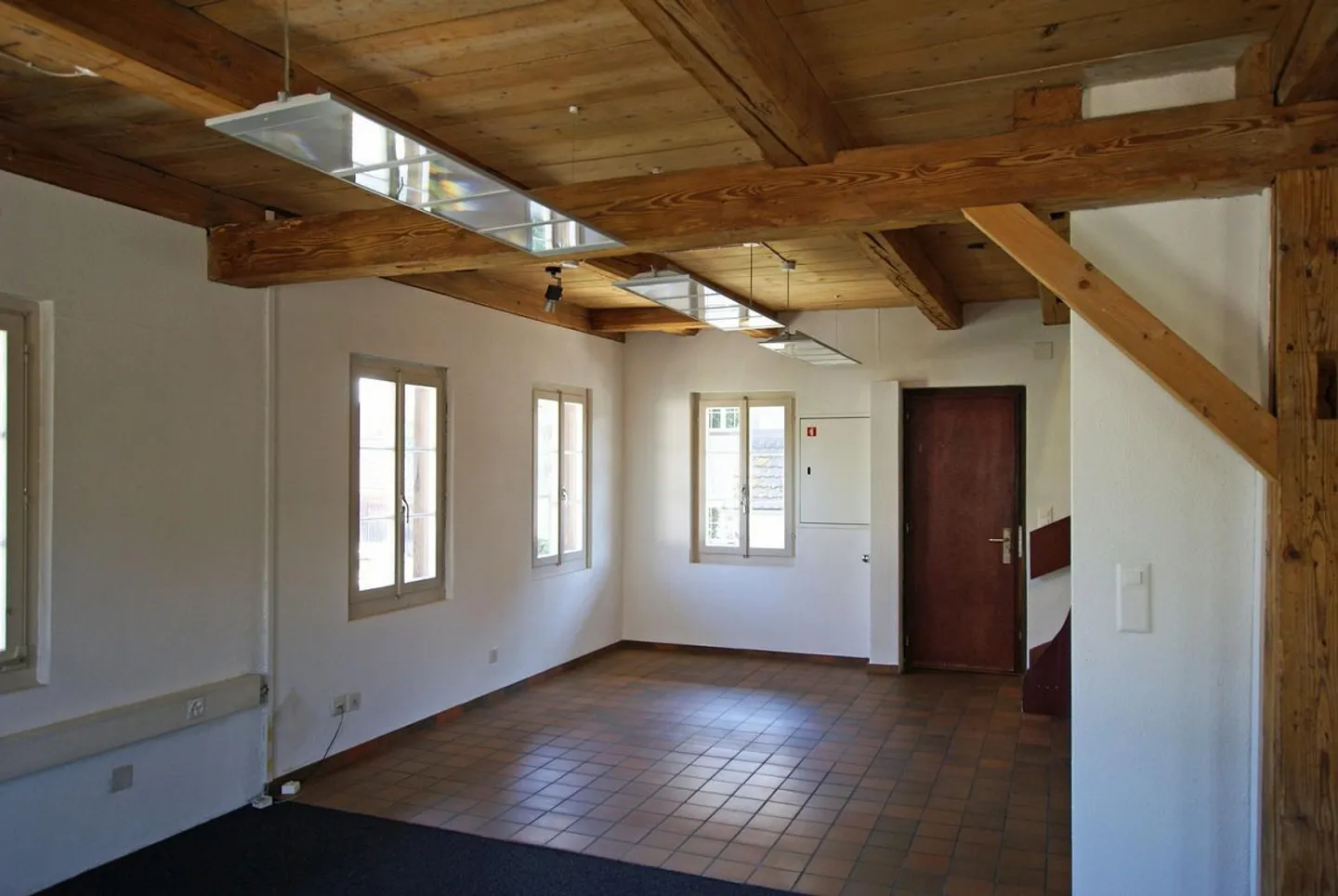 Espaces commerciaux attrayants dans un bâtiment historique - Photo 2 sur 8