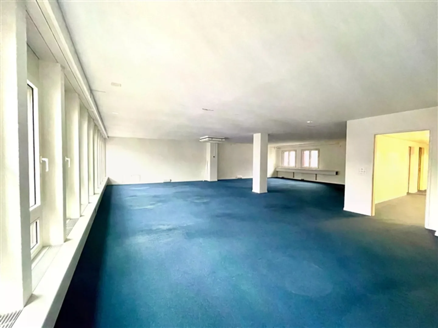 «212 m² Bürofläche mit Fensterfront in Aarau mieten» - Foto 3 von 11