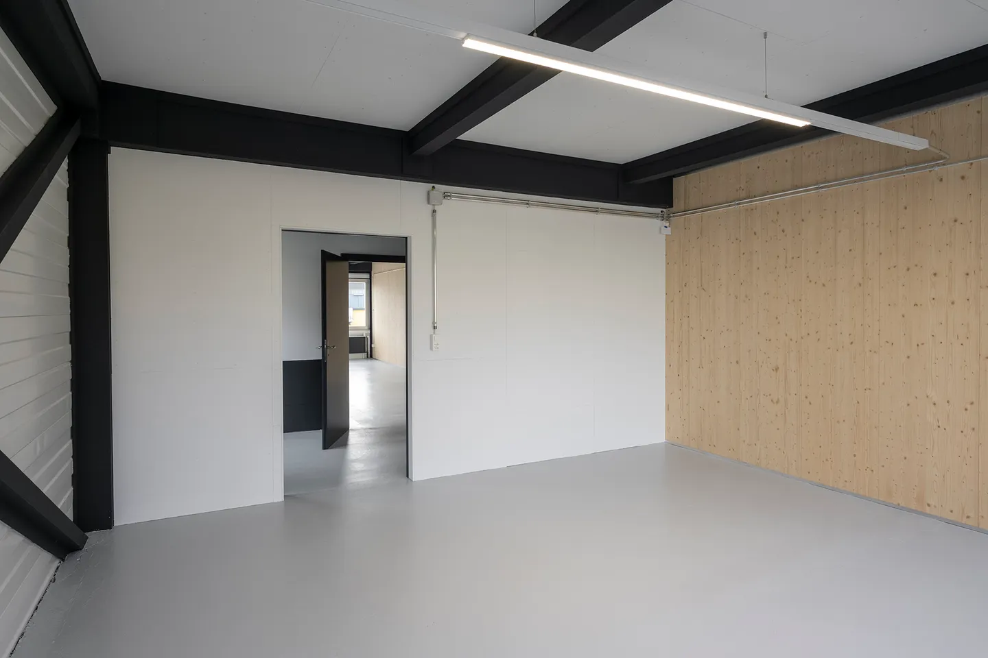 NOUVEAU - espace de stockage spacieux avec beaucoup de lumière naturelle - Photo 1 sur 4
