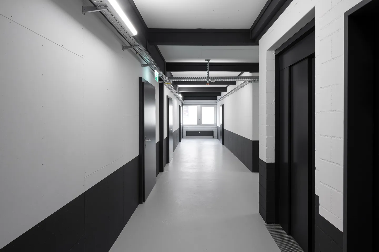 NOUVEAU - espace de stockage spacieux avec beaucoup de lumière naturelle - Photo 4 sur 4
