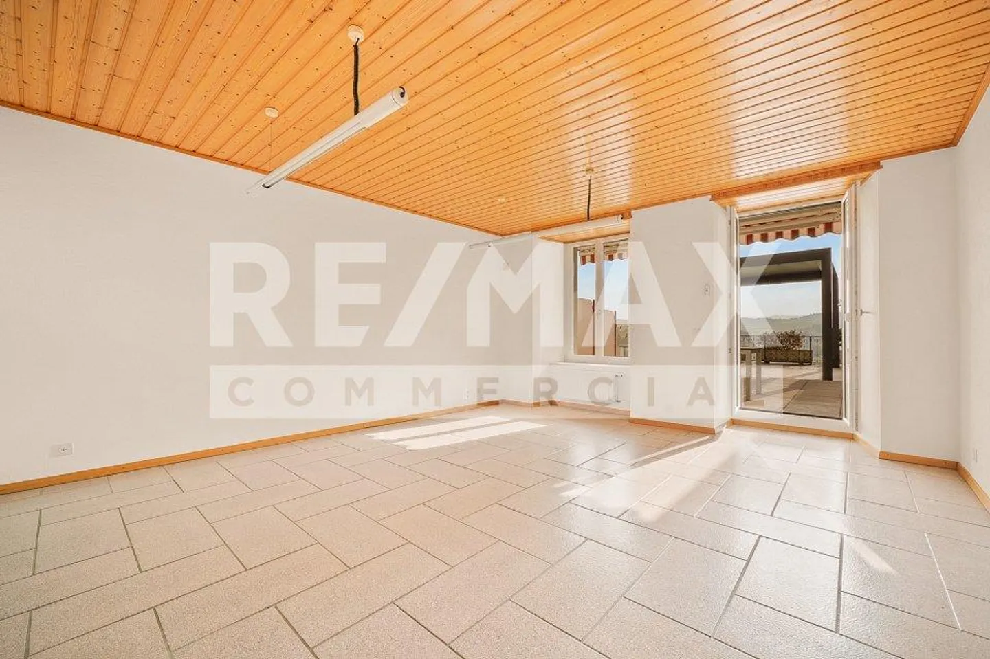 In the center of Romont: beautiful town house with commercial space and offices - Photo 3 of 13