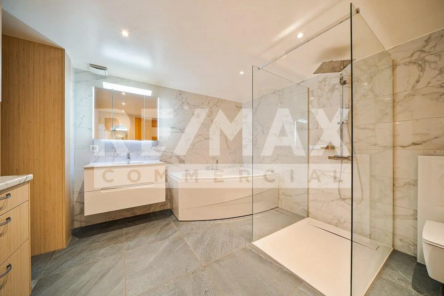 In the center of Romont: beautiful town house with commercial space and offices - Photo 10 of 13