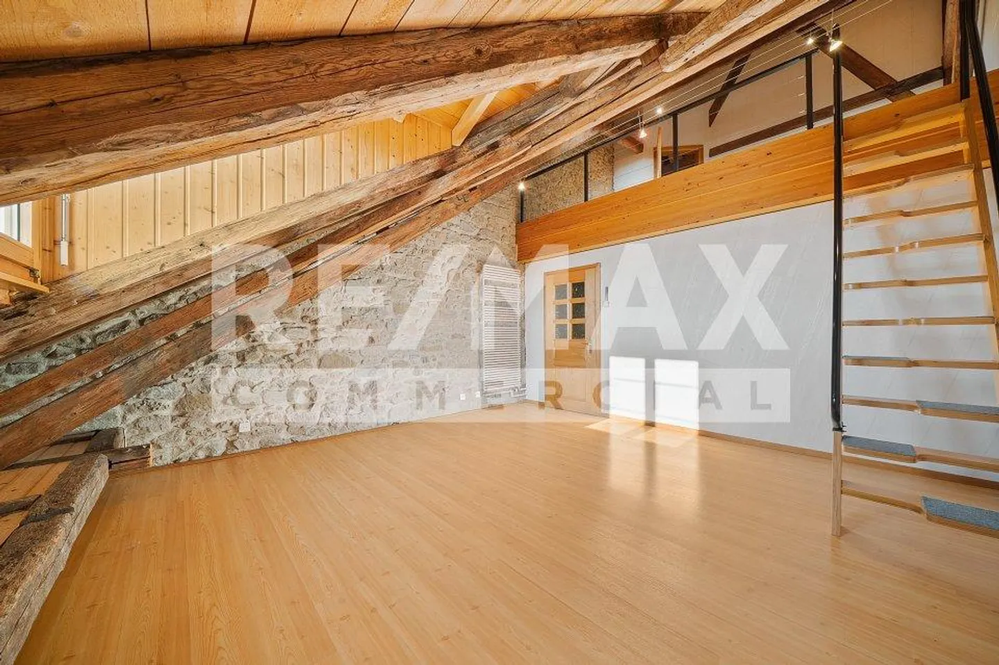 In the center of Romont: beautiful town house with commercial space and offices - Photo 12 of 13