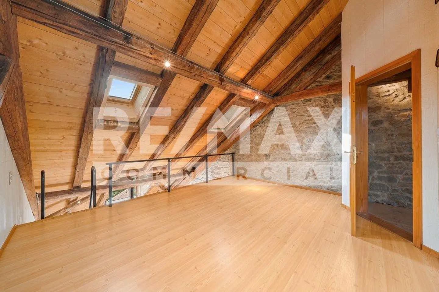 In the center of Romont: beautiful town house with commercial space and offices - Photo 13 of 13