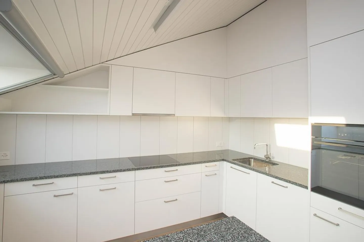 Appartement sous les combles spacieux de 3,5 pièces à Münchenstein - Photo 3 sur 8