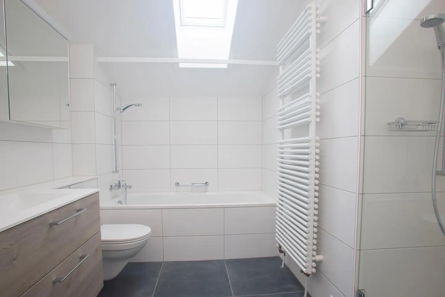 Appartement sous les combles spacieux de 3,5 pièces à Münchenstein - Photo 4 sur 8