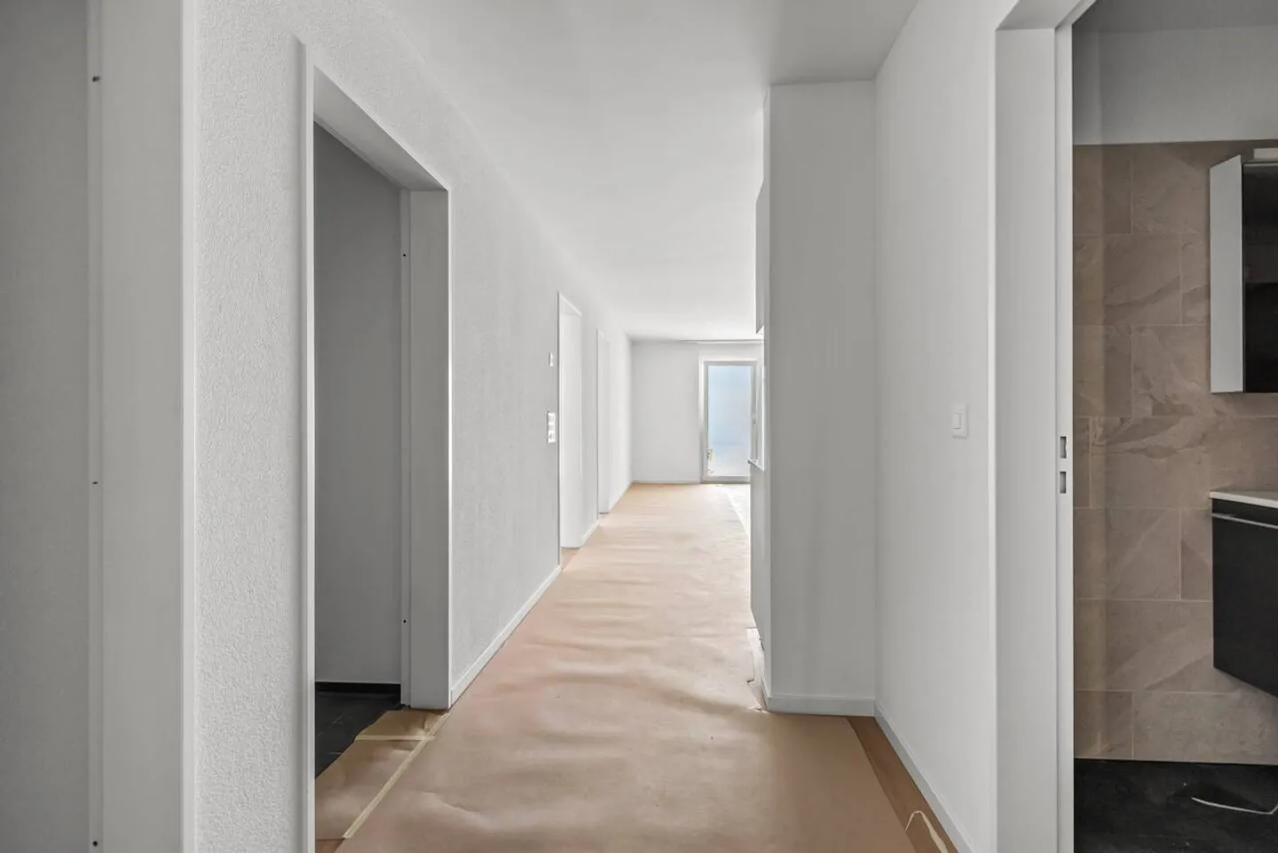 Première location - Appartements neufs exclusifs de 3,5 pièces dans le beau Tuggen SZ - Photo 9 sur 13
