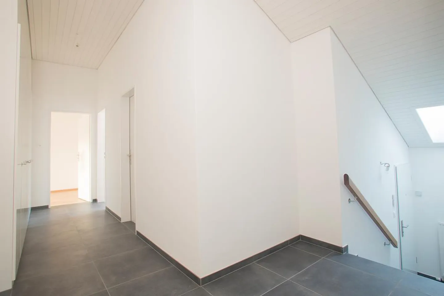 Appartement sous les combles spacieux de 3,5 pièces à Münchenstein - Photo 5 sur 8