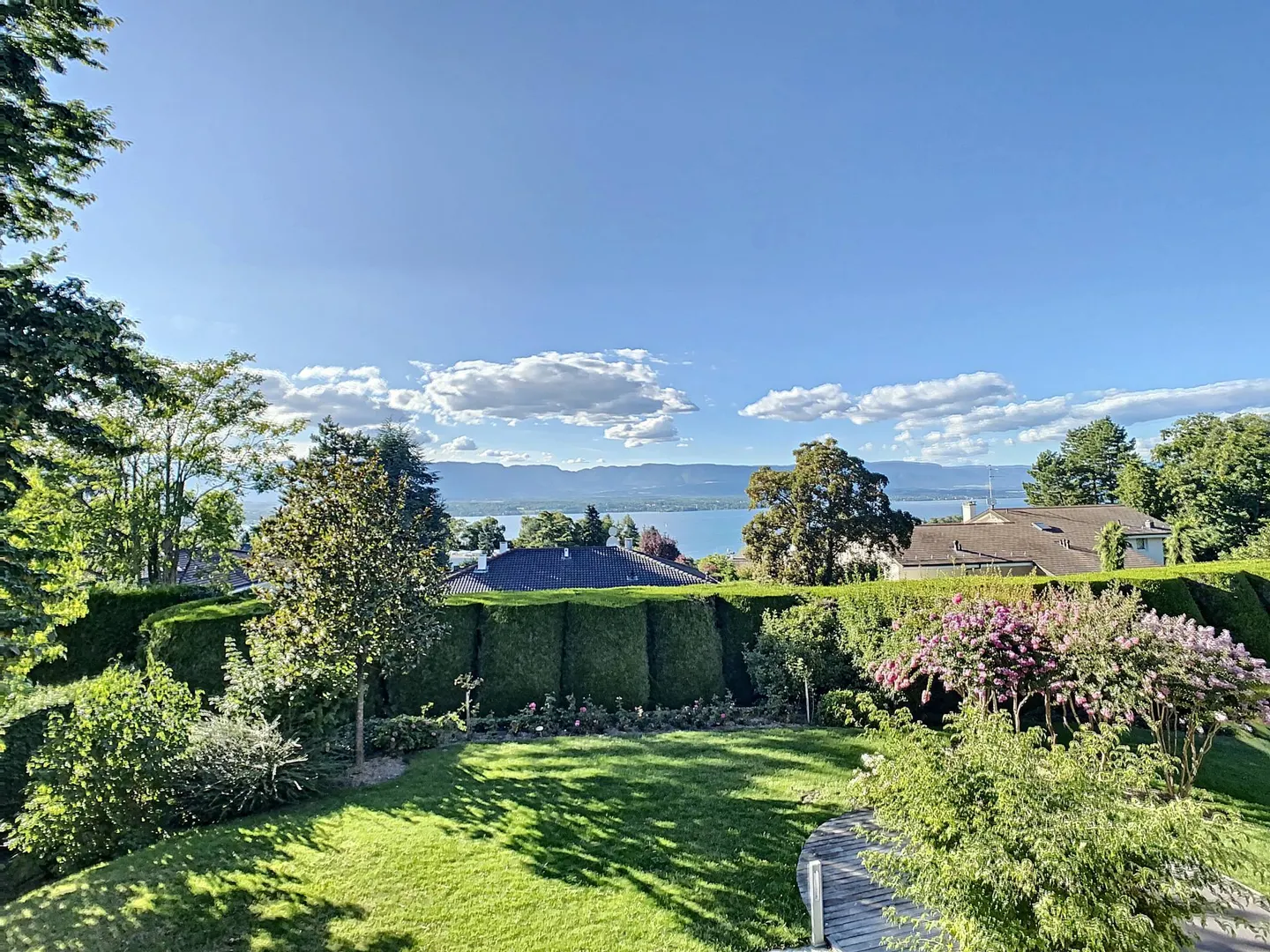 Charmante maison à rénover avec vue sur lac - Photo 1 sur 8