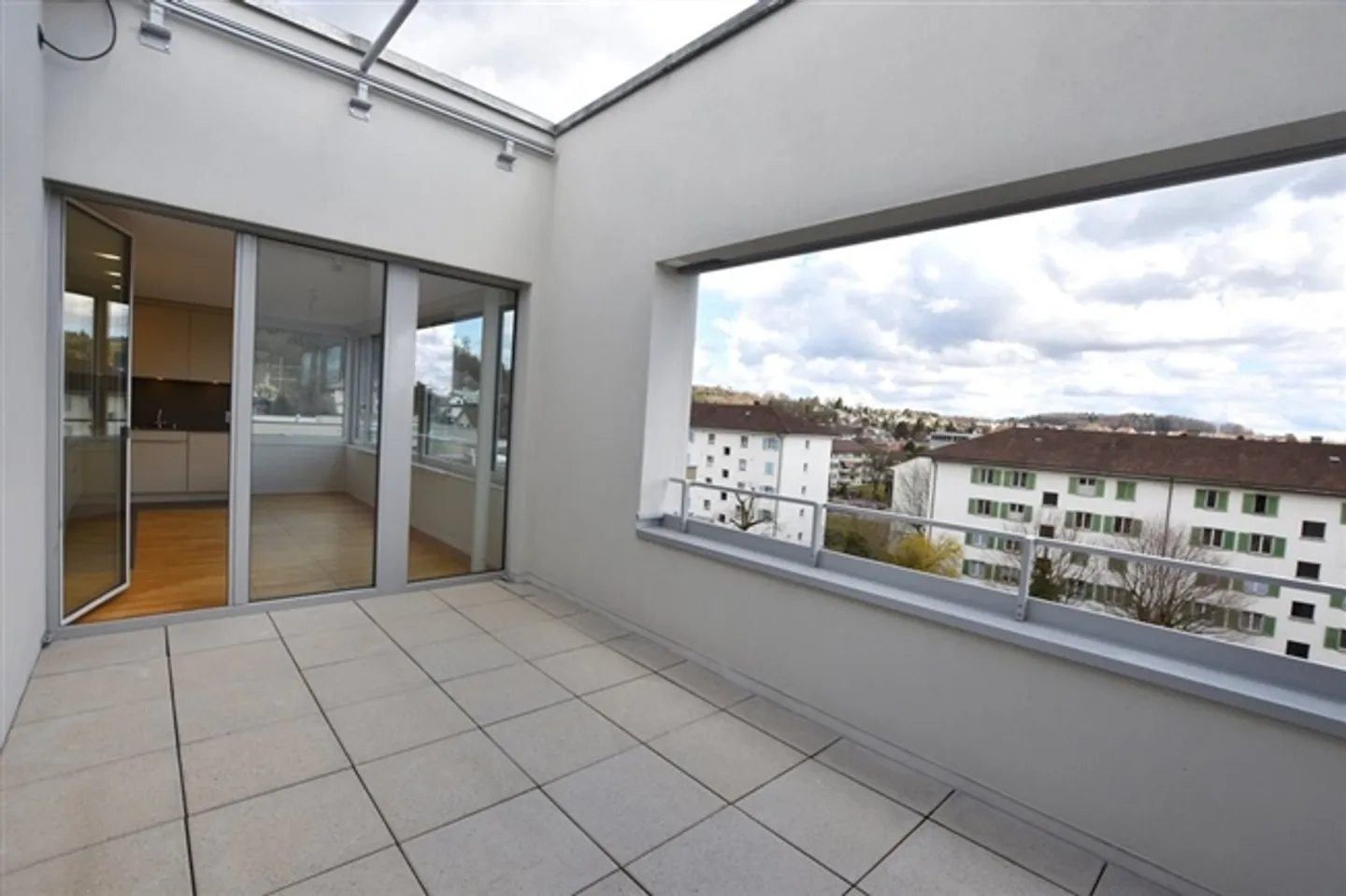 Appartamento moderno di 3,5 stanze con balcone alla stazione di Lyss - Foto 1 di 12