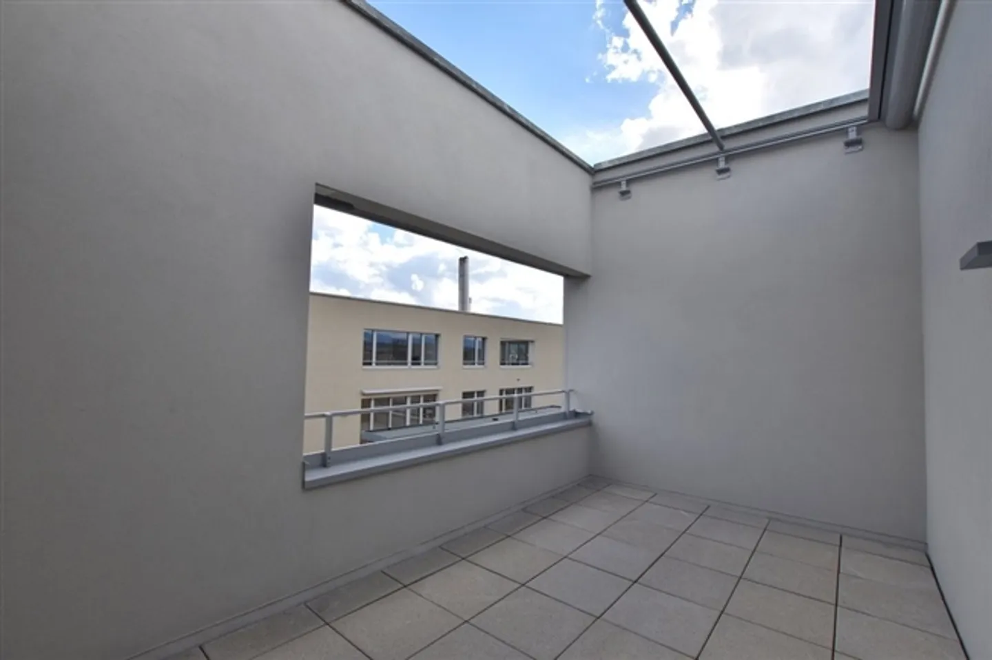 Appartamento moderno di 3,5 stanze con balcone alla stazione di Lyss - Foto 2 di 12