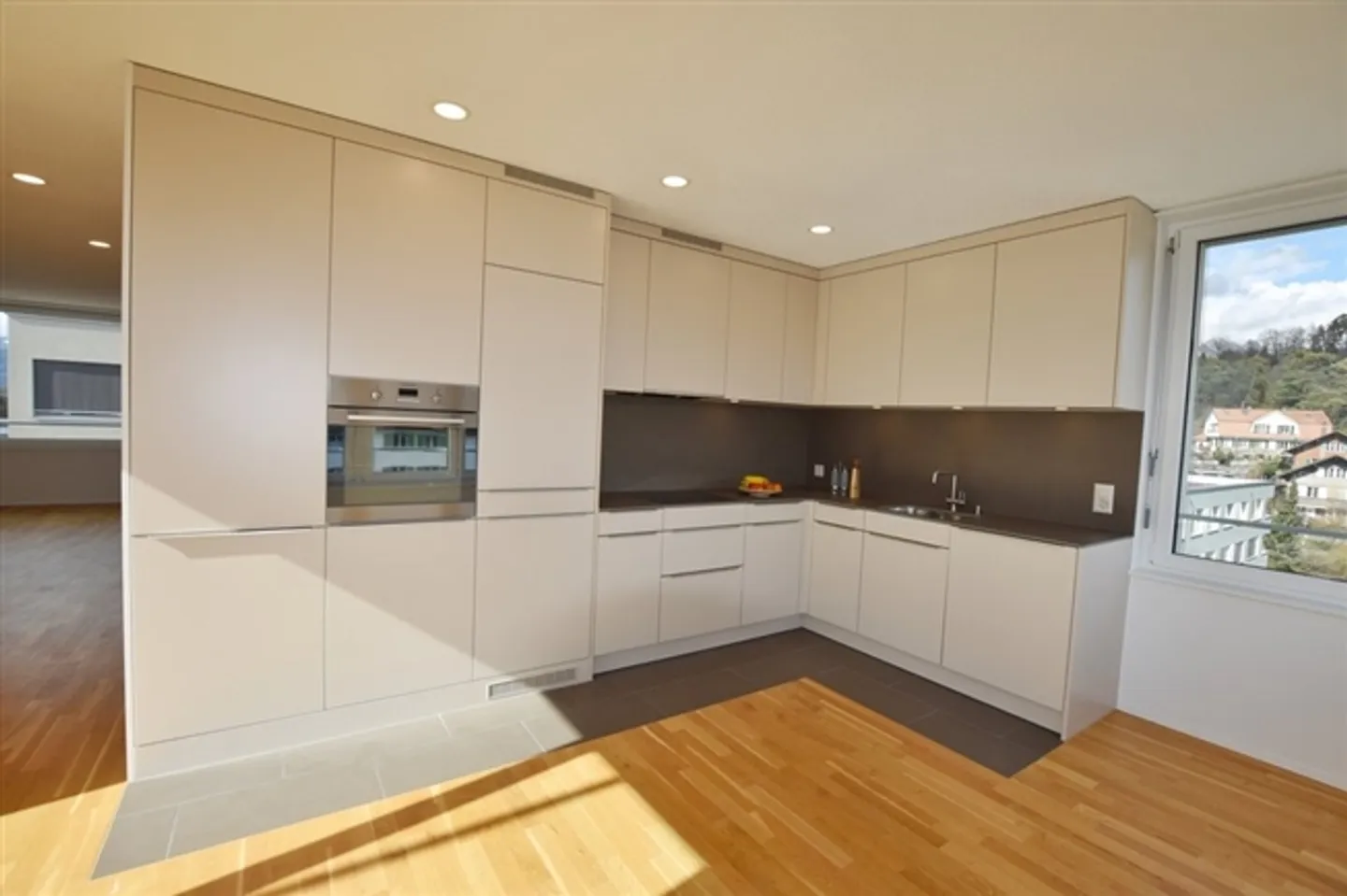 Appartamento moderno di 3,5 stanze con balcone alla stazione di Lyss - Foto 5 di 12