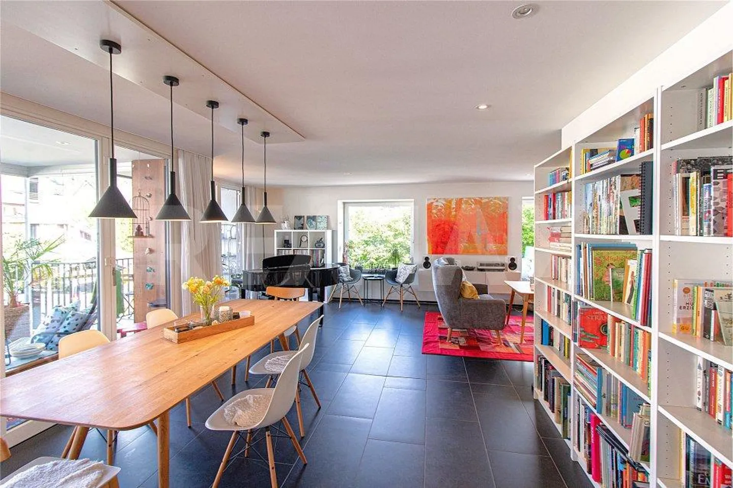 Comfortable 4-room apartment with large hobby room, cellar and three parking spaces (2 EHP) - Photo 8 of 13