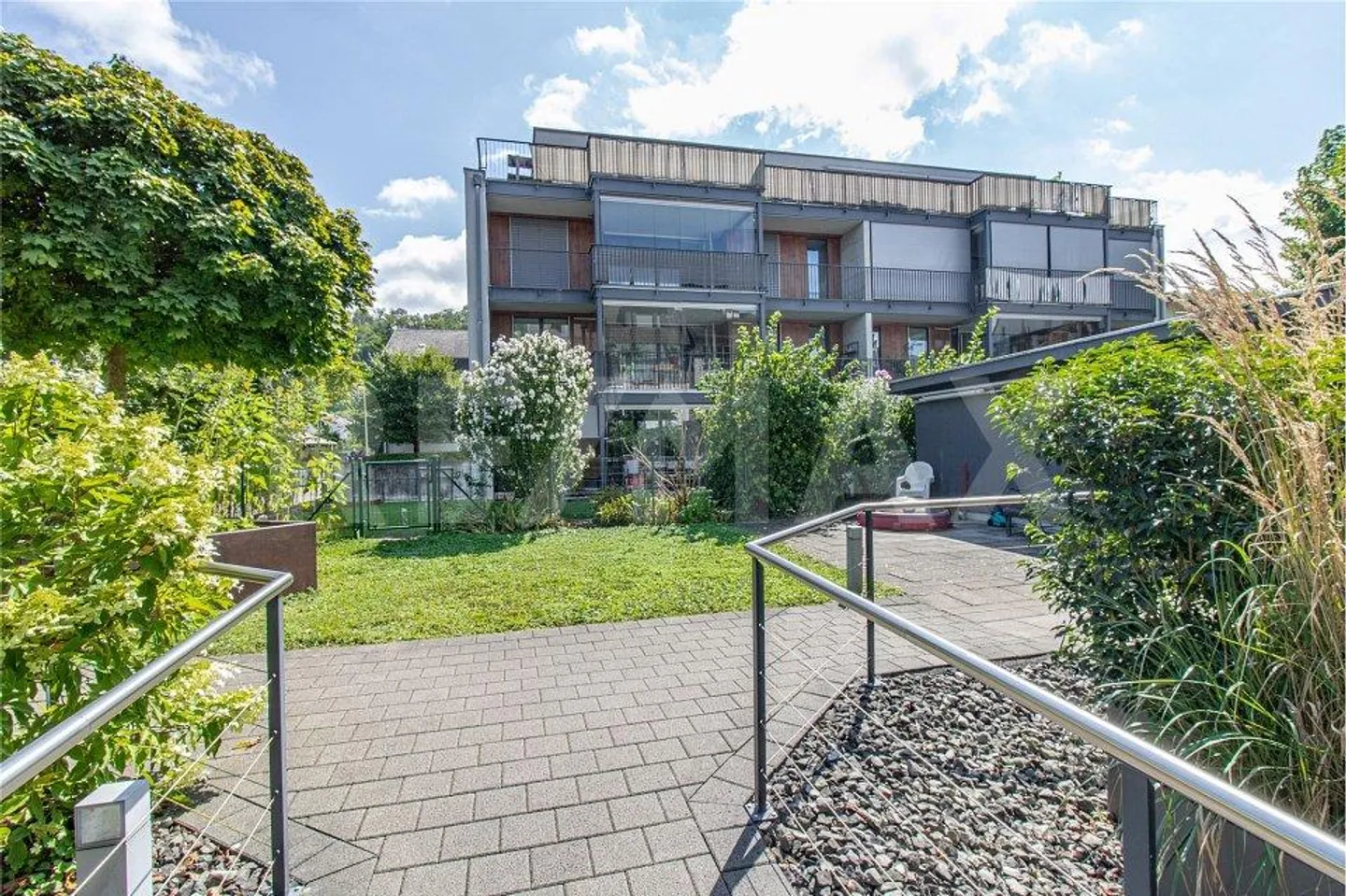 Comfortable 4-room apartment with large hobby room, cellar and three parking spaces (2 EHP) - Photo 1 of 13