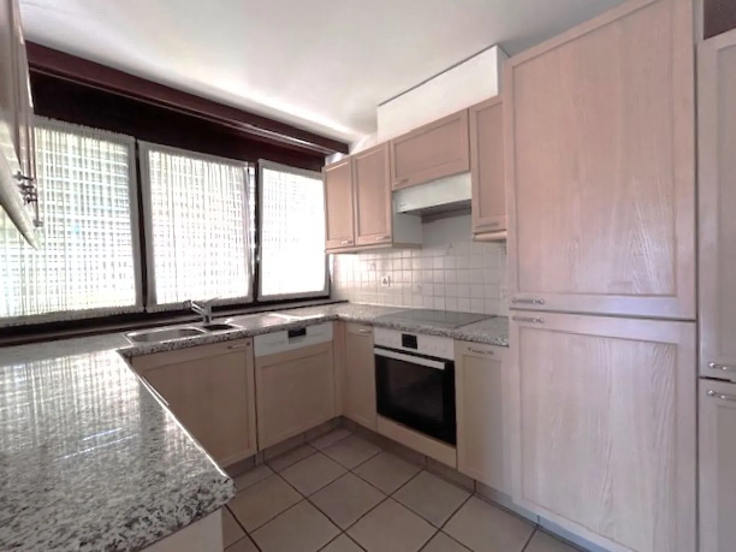 ELEGANT 4.5-ROOM APARTMENT with COVERED TERRACE 40sqm - Photo 4 of 16
