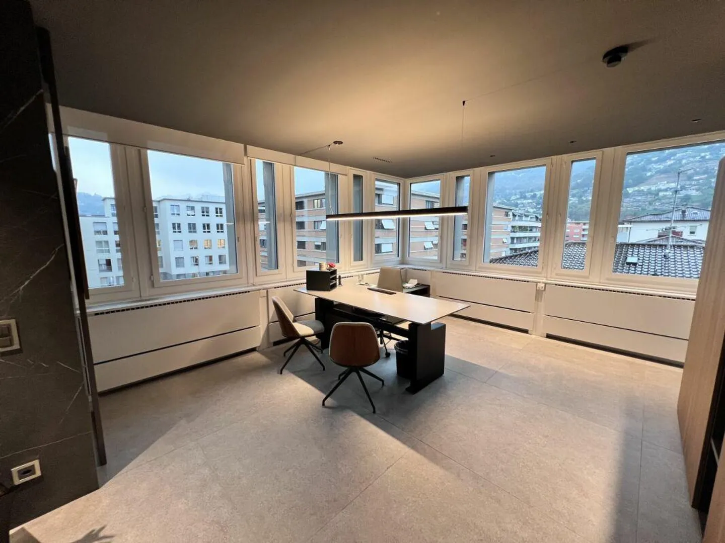 Elegant and Modern Office in Strategic Location - Photo 4 of 6