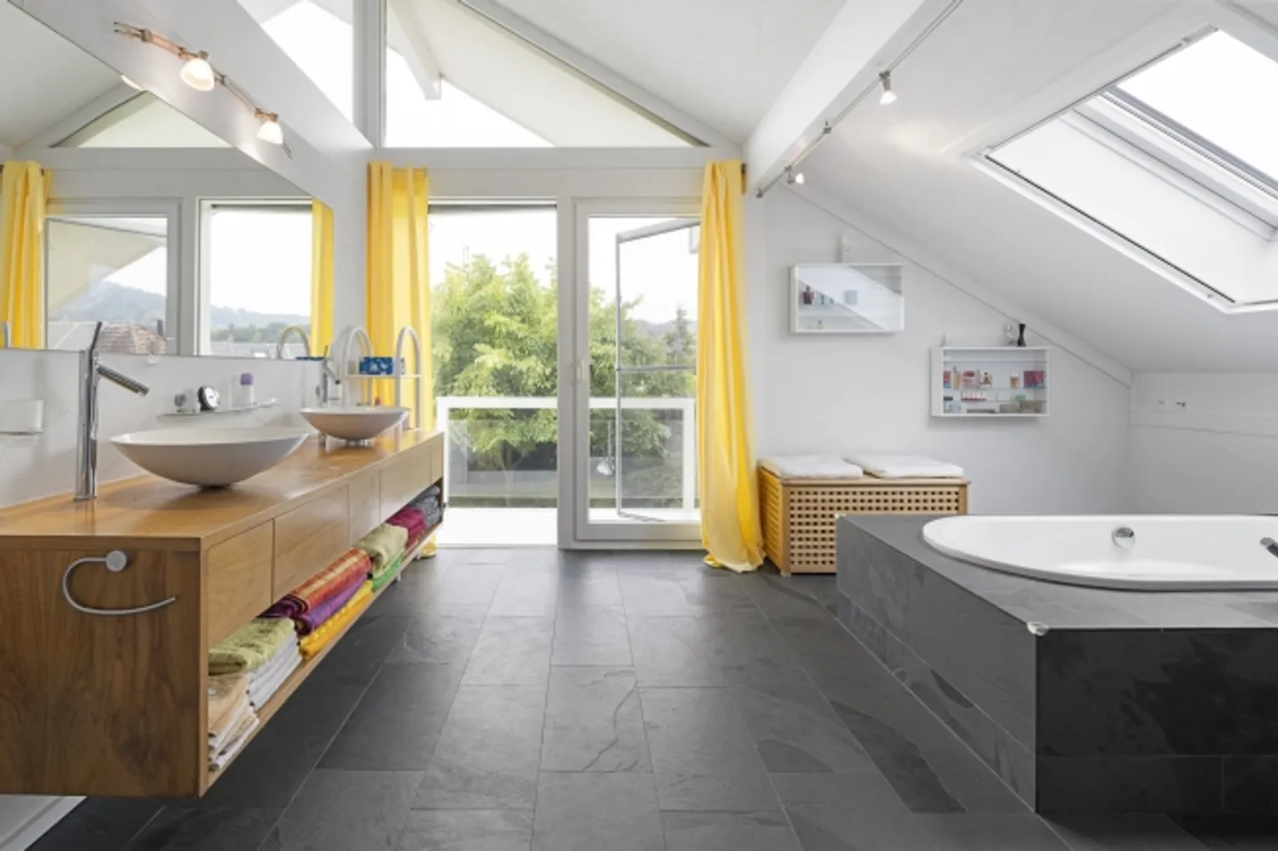 Raumwunder mit grossem Grundstück und Pool an ruhiger Lage - Foto 7 von 14