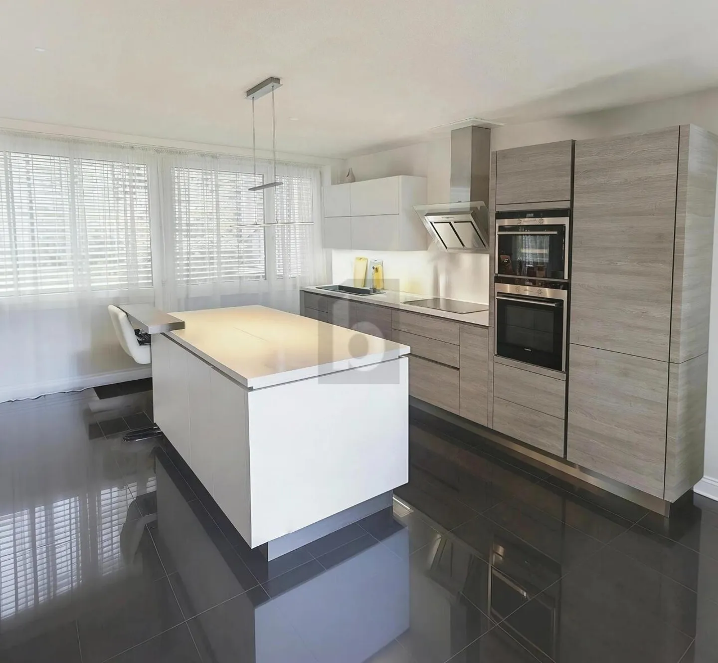 SPECTACULAR LIVING AREA, PURE SPACE WONDER - Photo 2 of 4