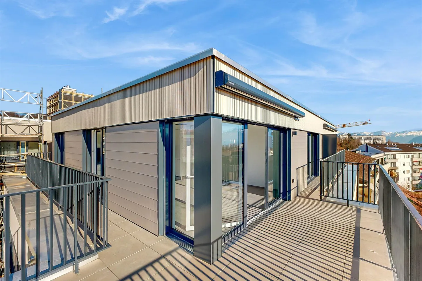 Magnifique nouvel appartement en penthouse avec terrasse et vue sur le lac - Photo 4 sur 13