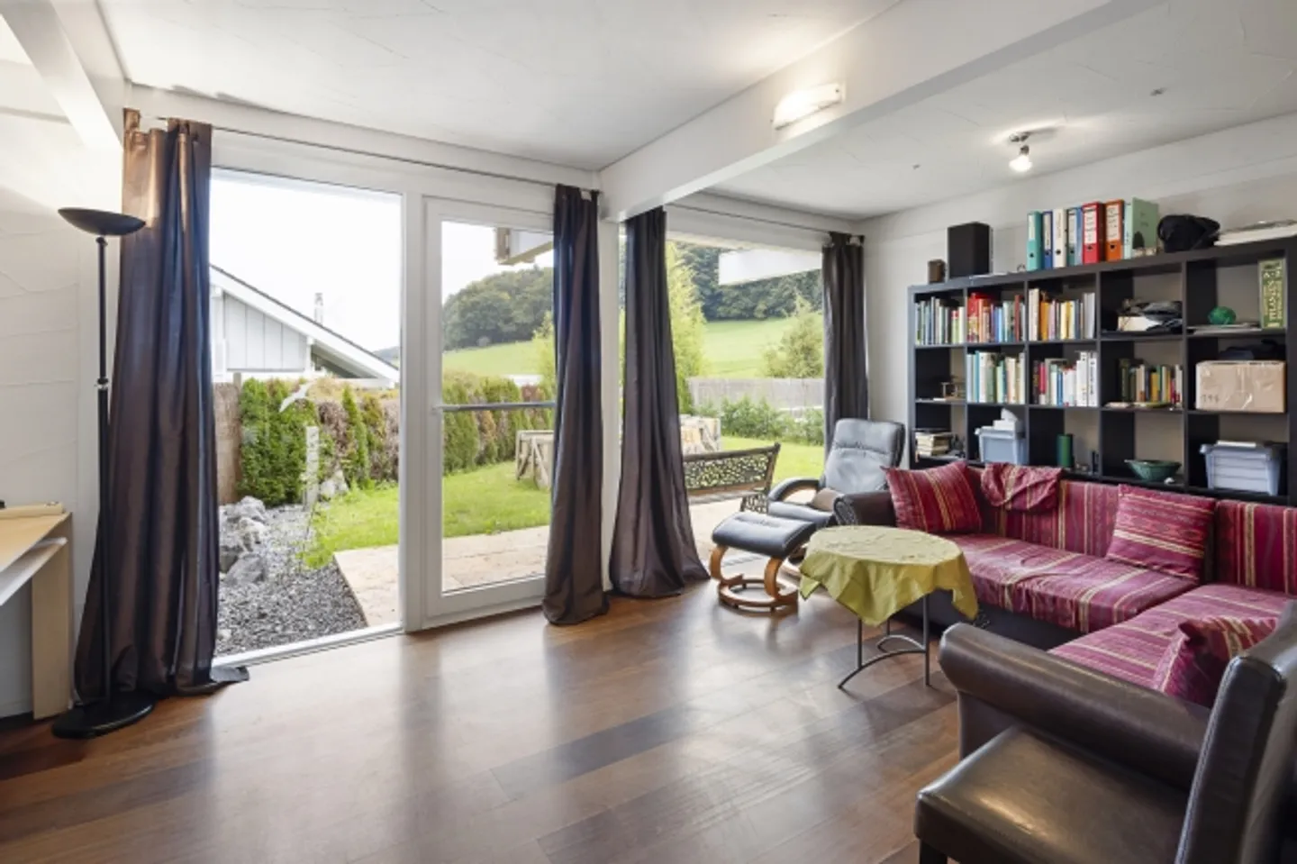 Raumwunder mit grossem Grundstück und Pool an ruhiger Lage - Foto 10 von 14