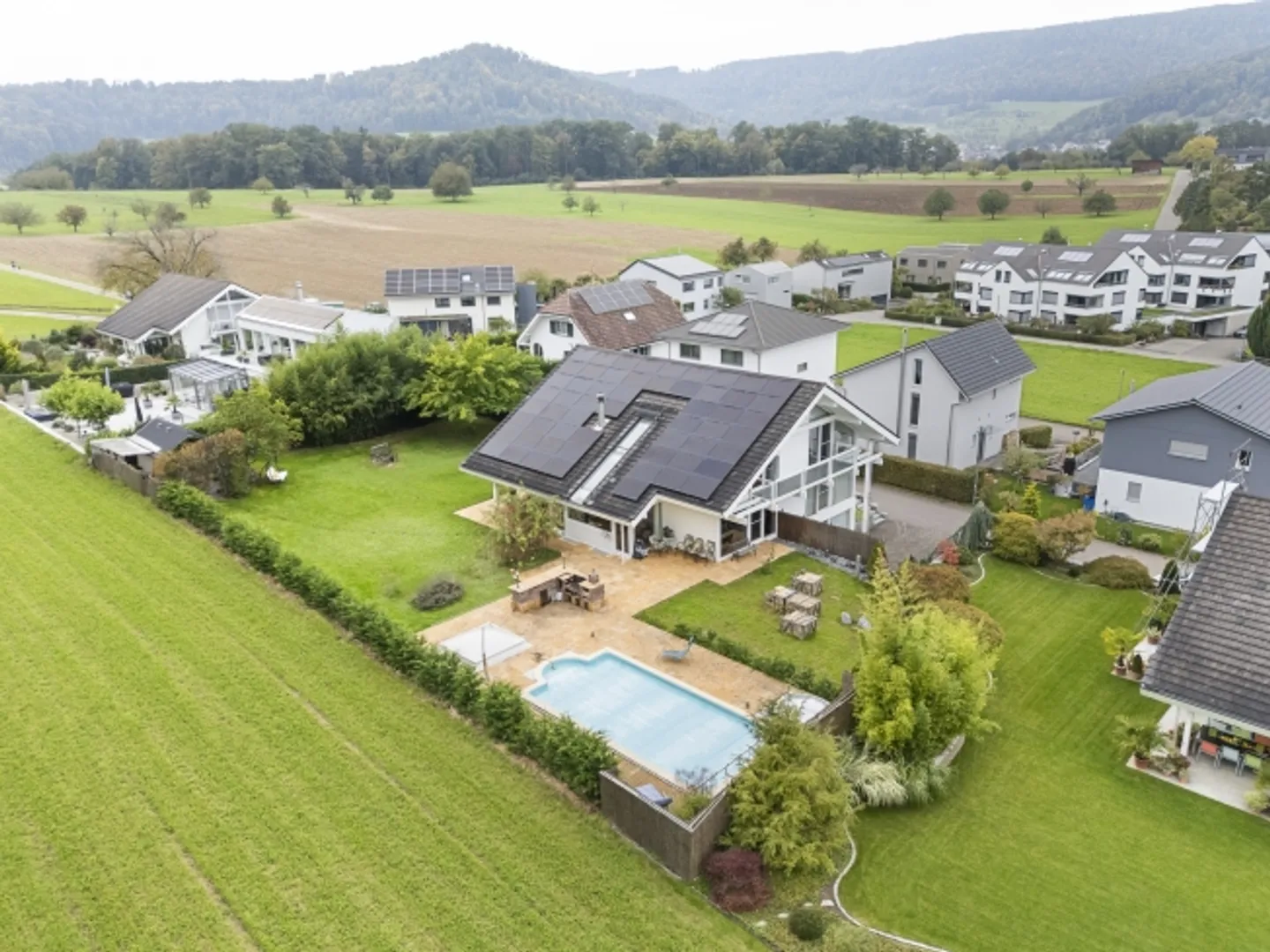 Raumwunder mit grossem Grundstück und Pool an ruhiger Lage - Foto 13 von 14