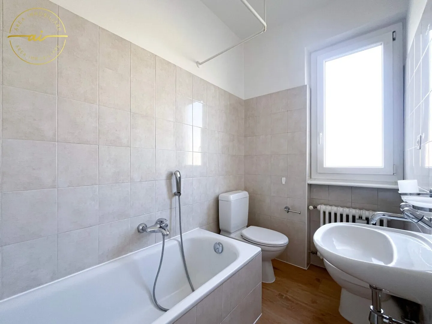 APPARTAMENTO 3.5 LOCALI CON DOPPIO BALCONE - Foto 8 di 9