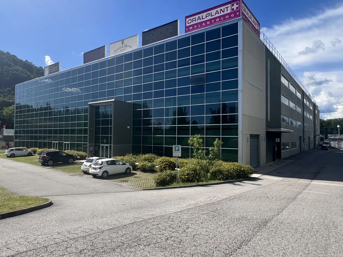 Administrative and commercial spaces with yield Mendrisio - Photo 1 of 6