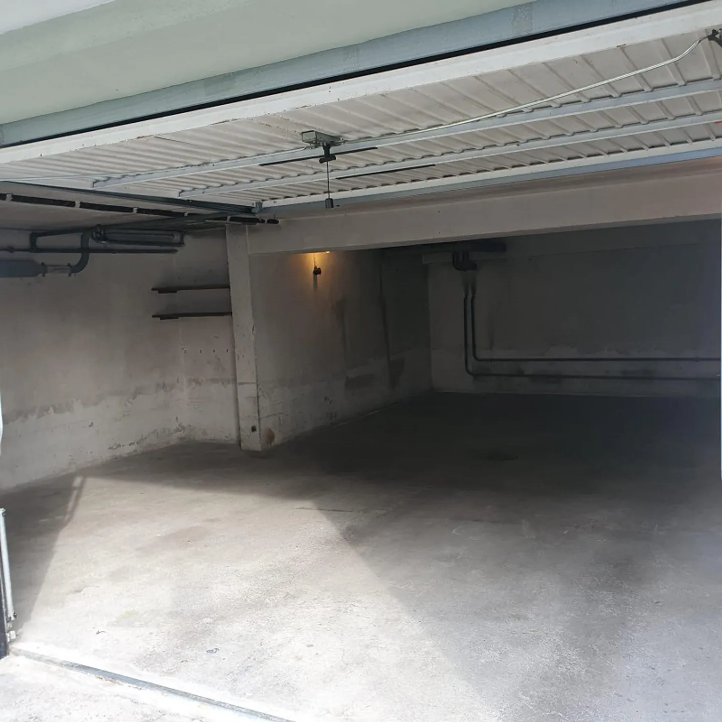 Grosse Garage mit Lagerraum - Foto 3 von 4