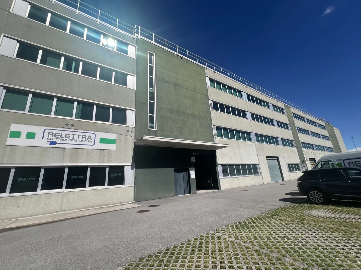 Administrative and commercial spaces with yield Mendrisio - Photo 3 of 6