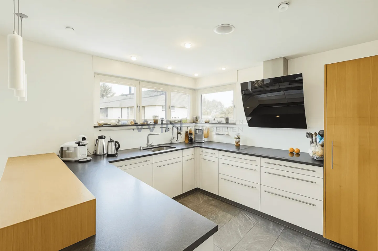 5.5 Room House - Photo 2 of 9