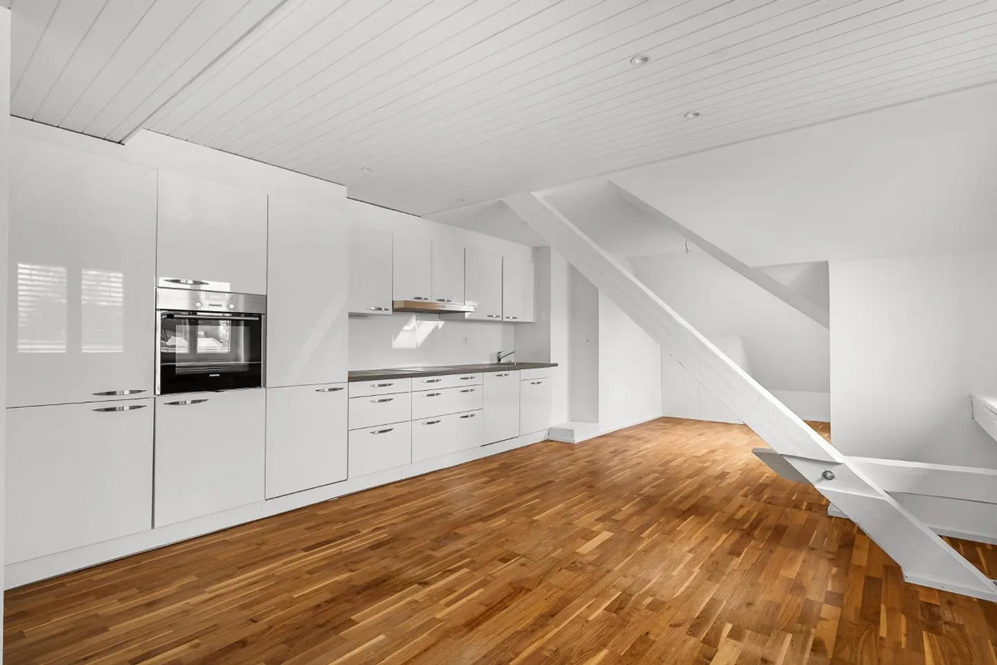 Charmante Dachwohnung mit Komfort - Foto 1 von 5