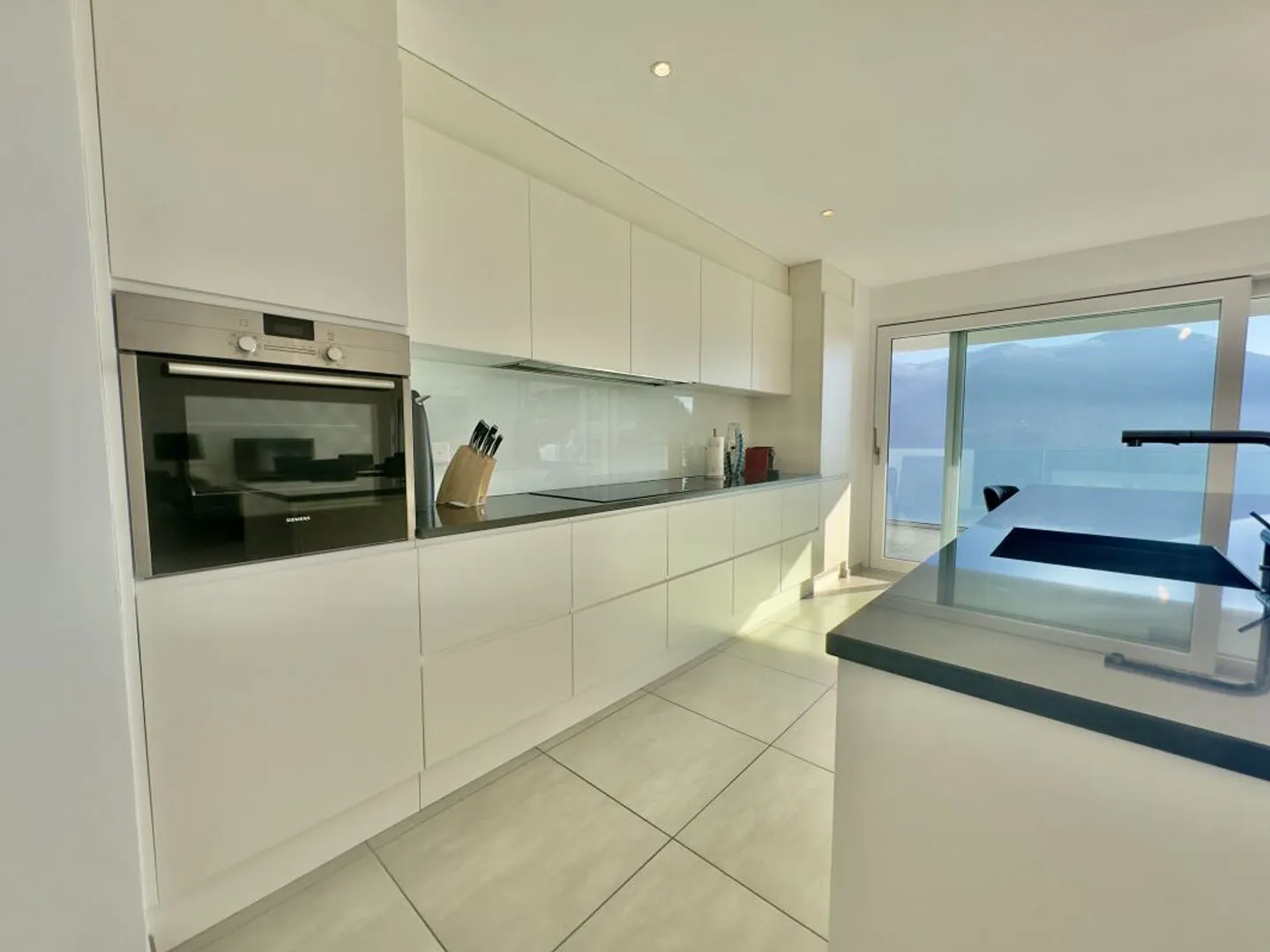 4 ½-Zimmer-Wohnung mit Panoramaterrasse und 2 Parkplätzen - Foto 3 von 9