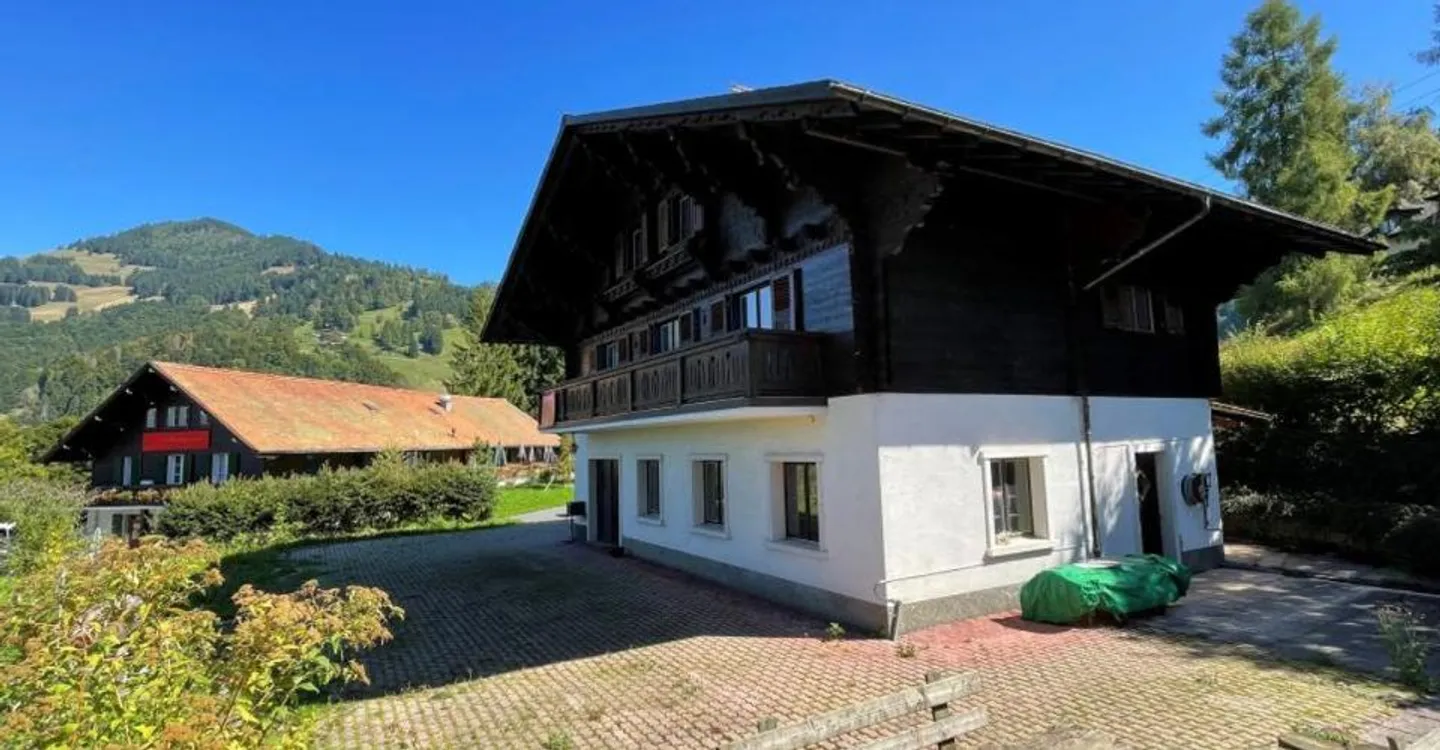 GELEGENHEIT ZUM GREIFEN - SCHÖNES 5,5-ZIMMER-CHALET MIT SCHÖNER AUSSICHT - Foto 3 von 13