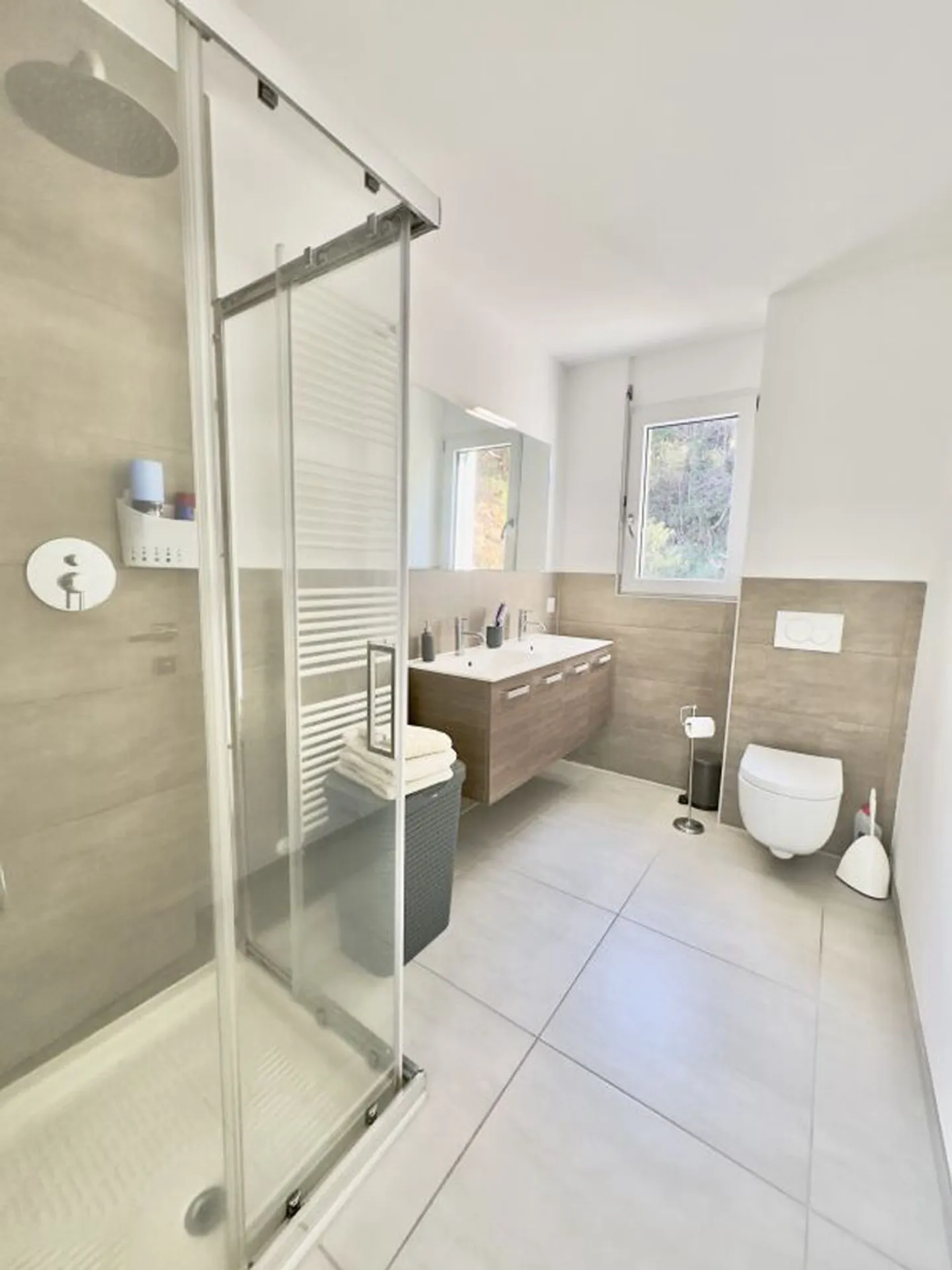 4 ½-Zimmer-Wohnung mit Panoramaterrasse und 2 Parkplätzen - Foto 7 von 9