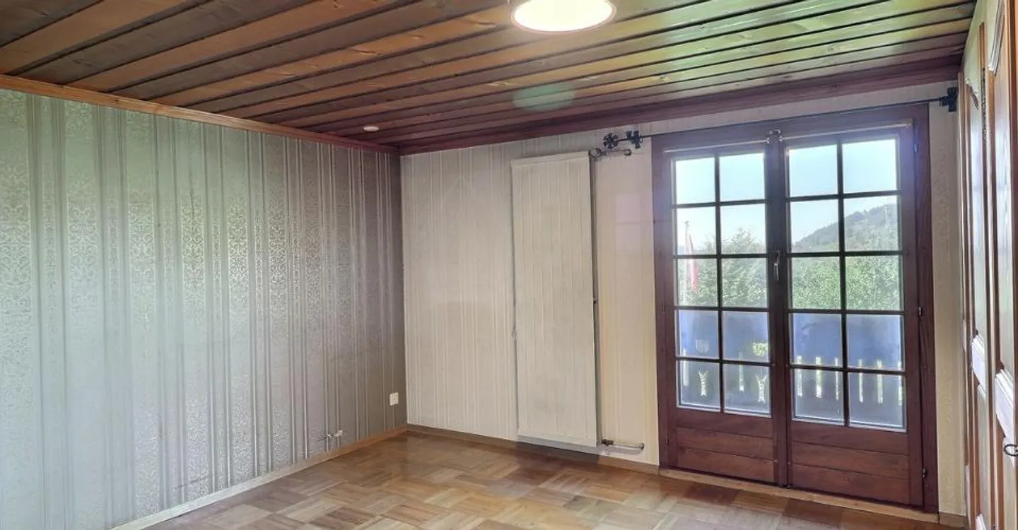 GELEGENHEIT ZUM GREIFEN - SCHÖNES 5,5-ZIMMER-CHALET MIT SCHÖNER AUSSICHT - Foto 12 von 13