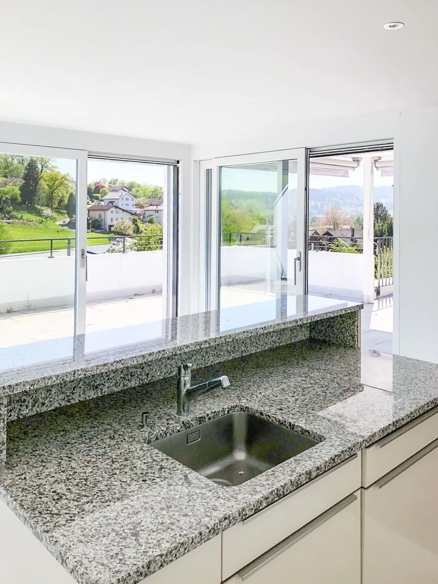 Vivere al sole con ampia terrazza e vista panoramica sulla natura - Foto 9 di 10