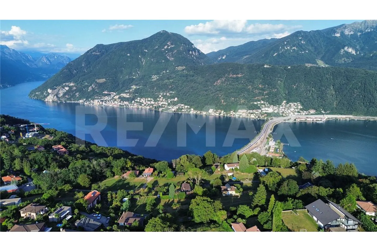 Villa elegante con vista lago - Foto 3 di 13