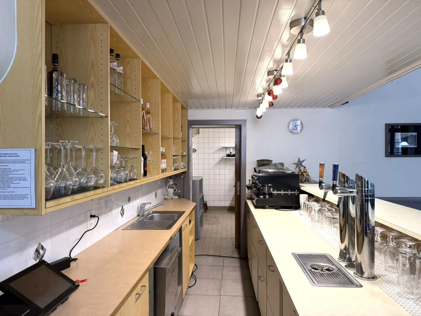 Hotel for rent - Photo 4 of 7