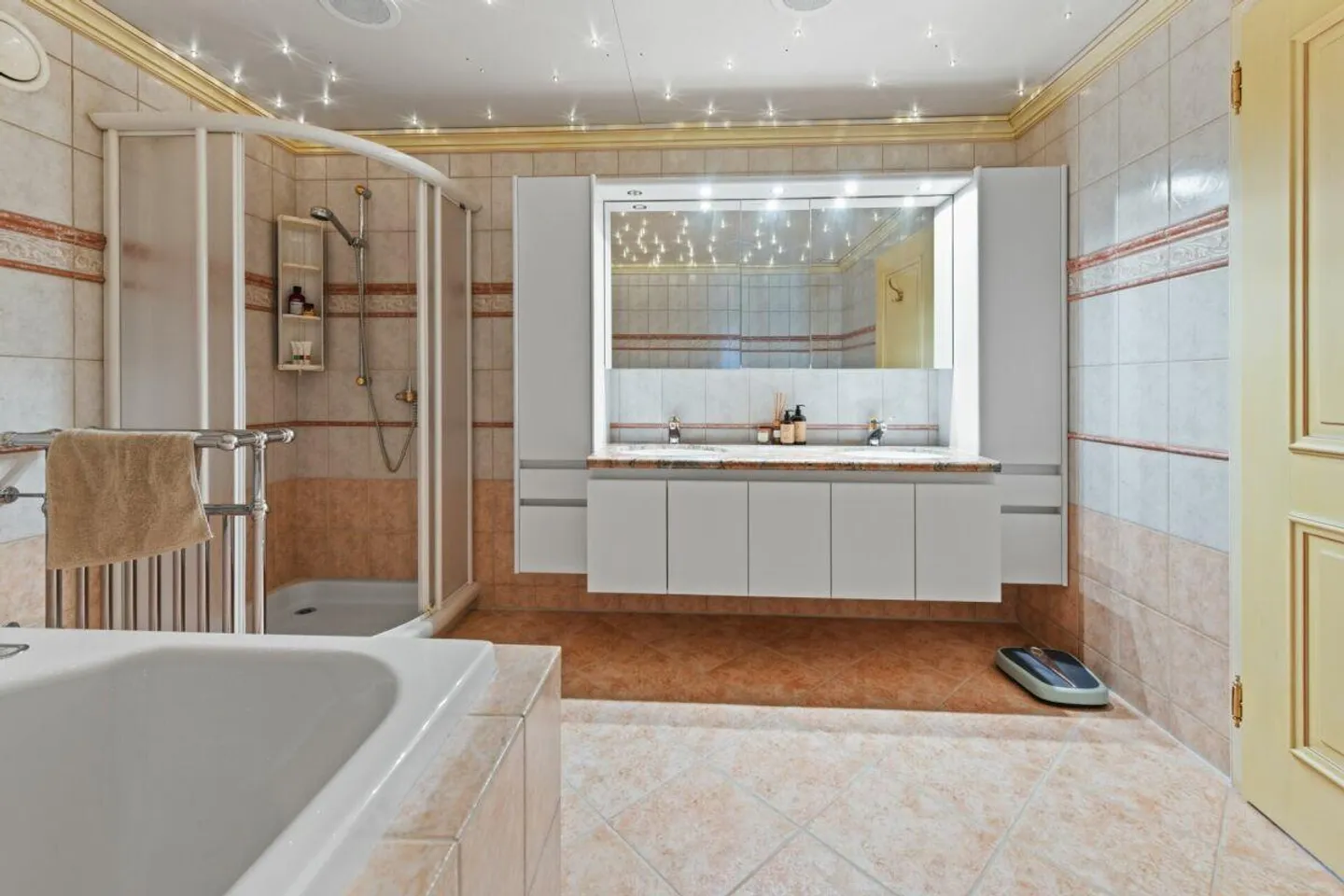 Villa con appartamento, piscina e vista panoramica - una casa piena di possibilità - Foto 8 di 30