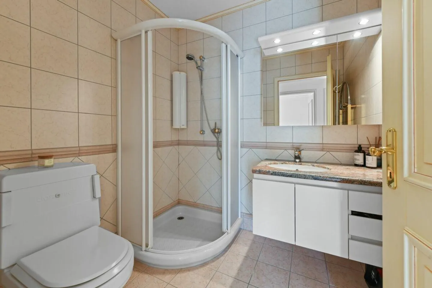 Villa con appartamento, piscina e vista panoramica - una casa piena di possibilità - Foto 12 di 30