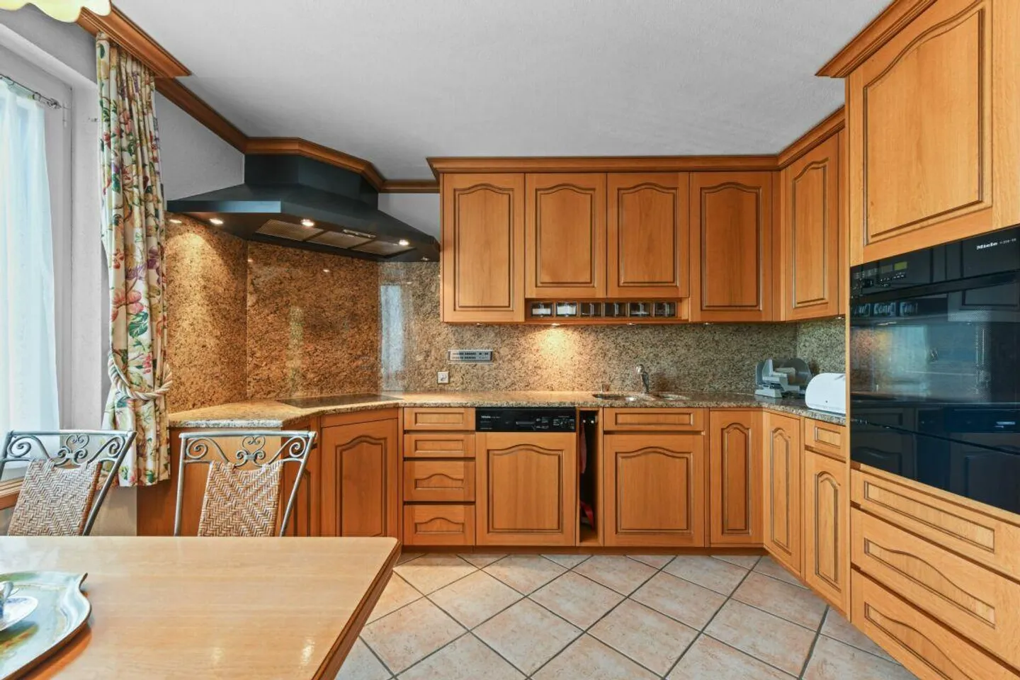 Villa con appartamento, piscina e vista panoramica - una casa piena di possibilità - Foto 24 di 30