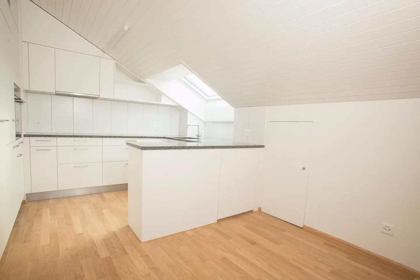 Appartement en penthouse spacieux de 4,5 pièces avec deux balcons - Photo 2 sur 11