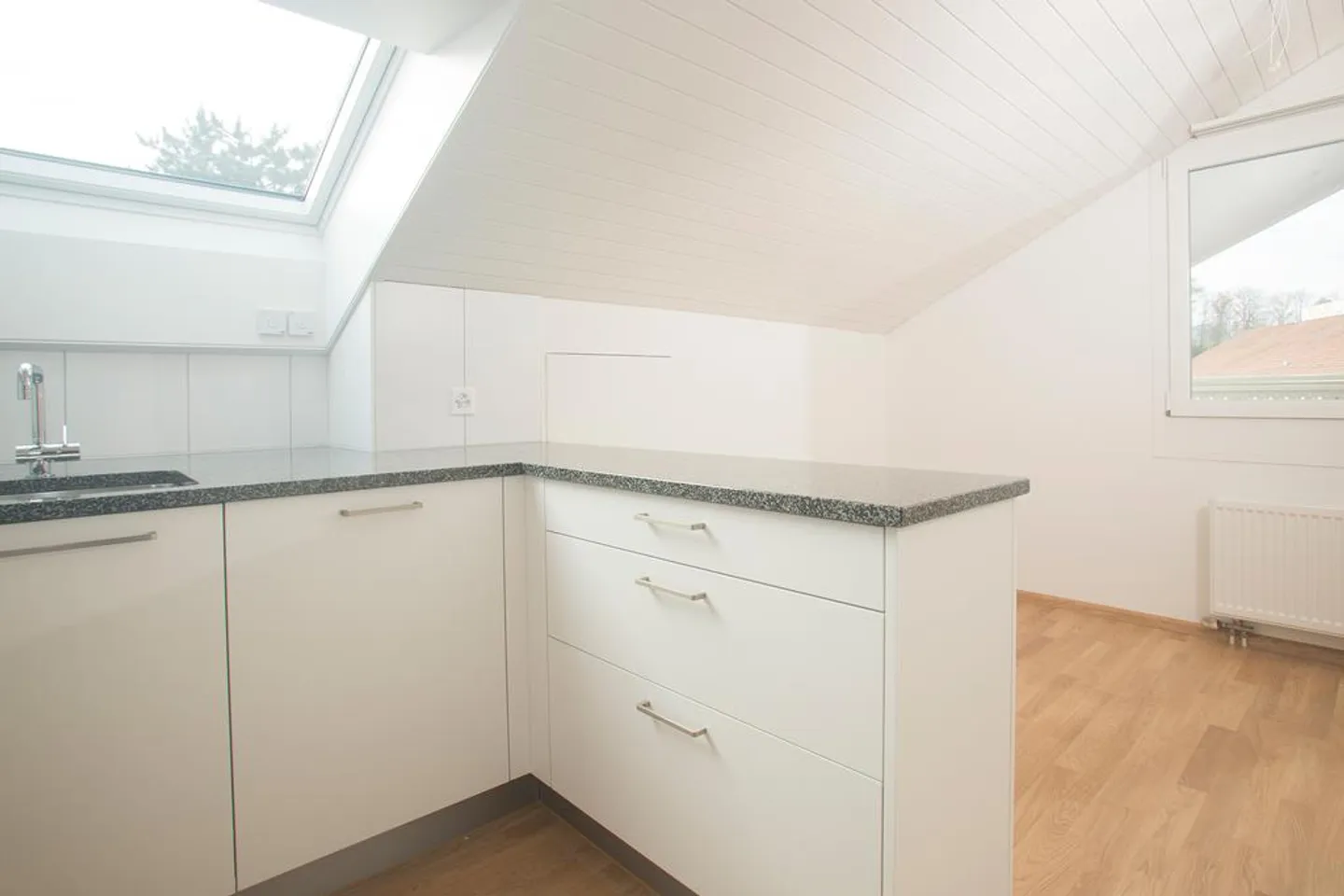 Appartement en penthouse spacieux de 4,5 pièces avec deux balcons - Photo 3 sur 11