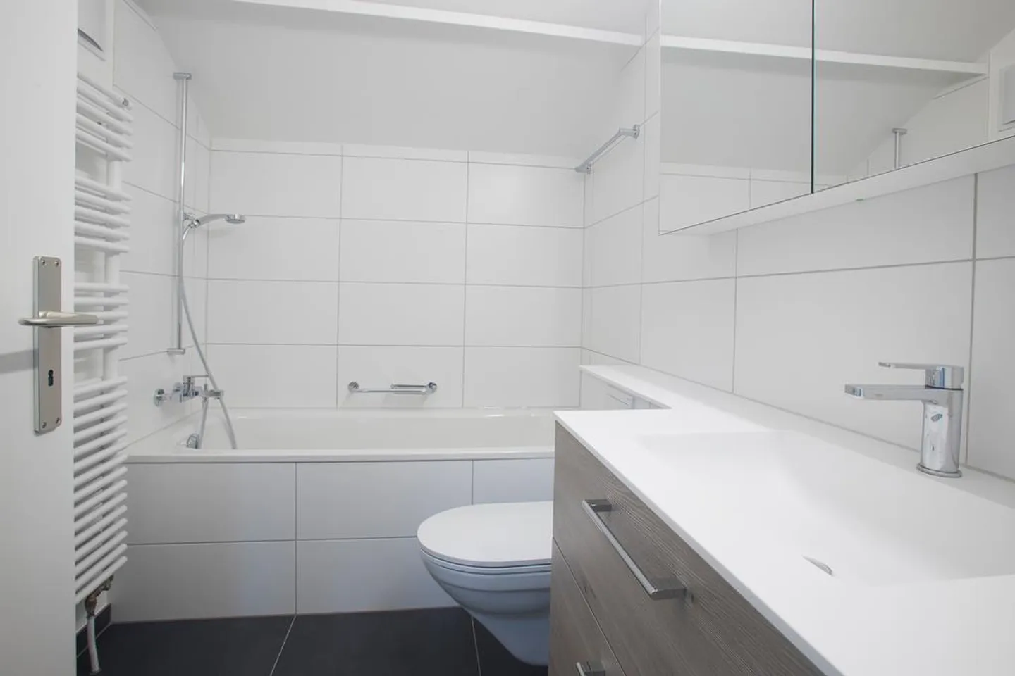 Appartement en penthouse spacieux de 4,5 pièces avec deux balcons - Photo 4 sur 11