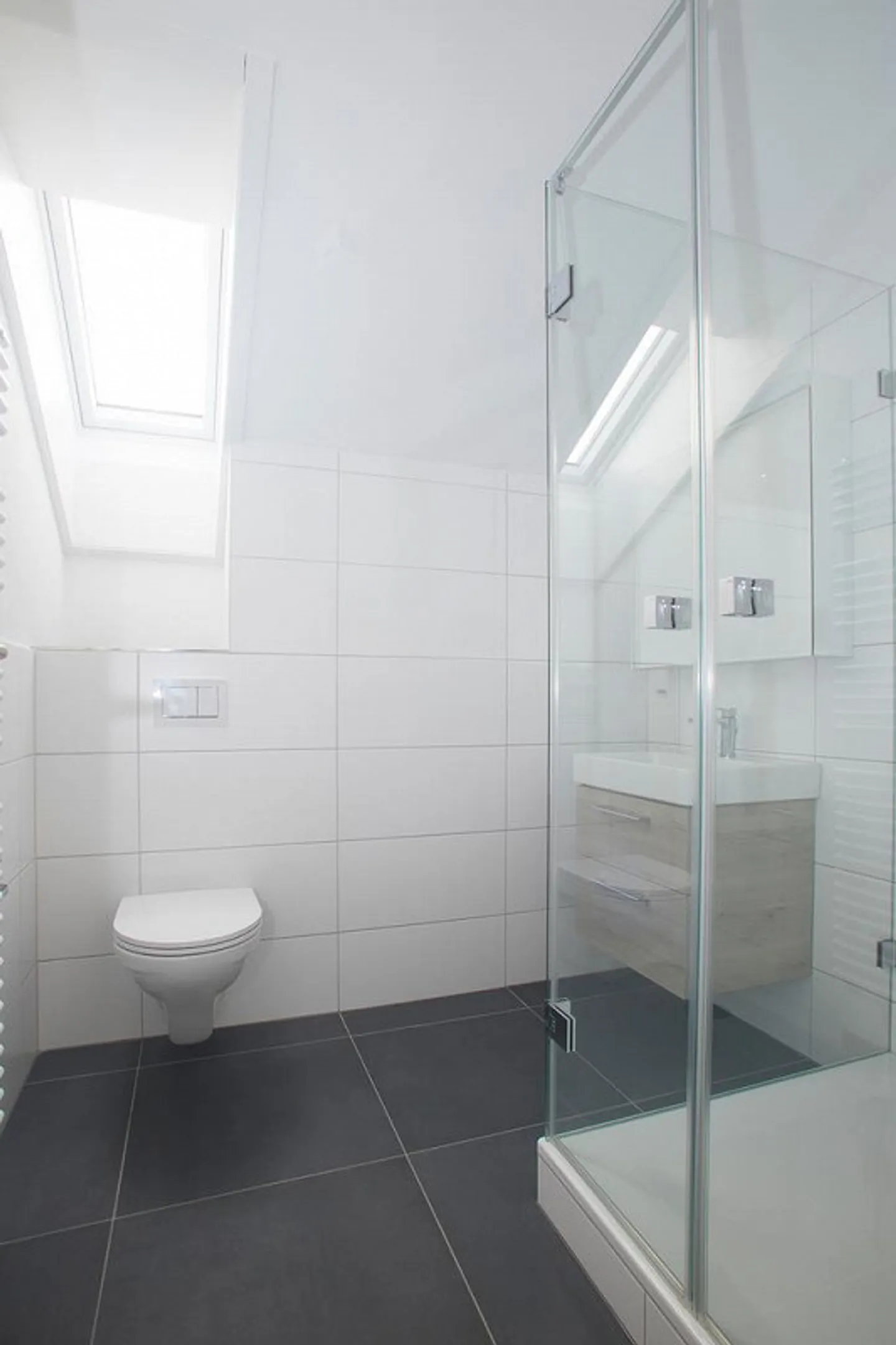 Appartement en penthouse spacieux de 4,5 pièces avec deux balcons - Photo 5 sur 11